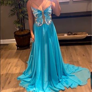 A beautiful, U.S 00, Sherri Hill. SOLD OUT everywhere! FREE EARRINGS & BRACELET